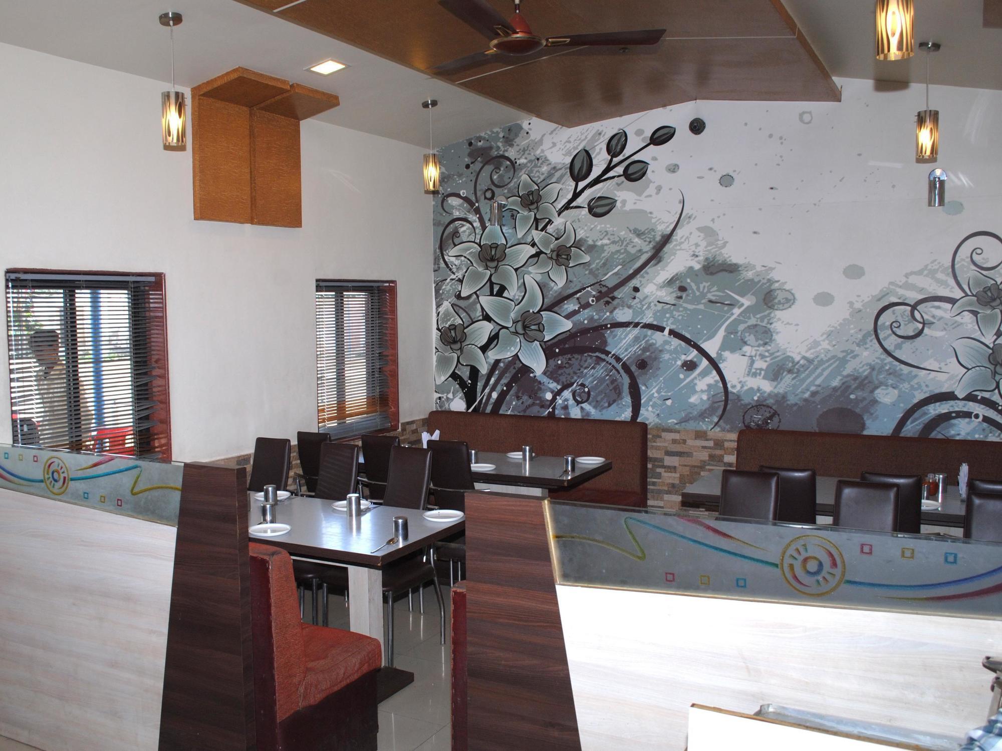 Oyo 14943 Shubh Suvidha Hotel โสมนัส ภายนอก รูปภาพ
