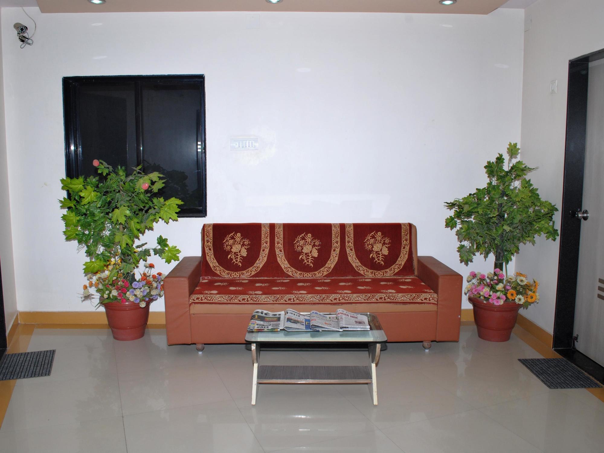Oyo 14943 Shubh Suvidha Hotel โสมนัส ภายนอก รูปภาพ