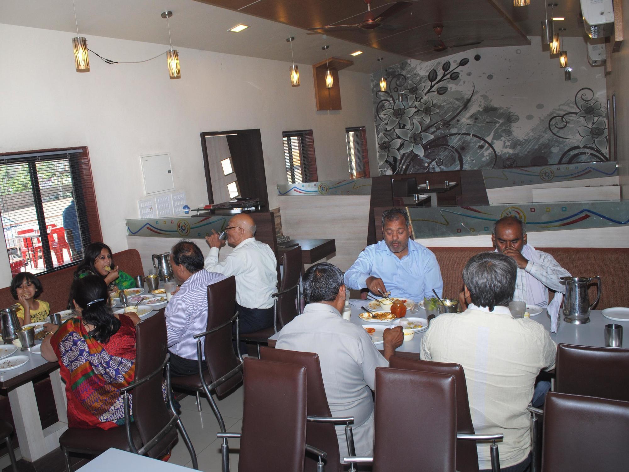 Oyo 14943 Shubh Suvidha Hotel โสมนัส ภายนอก รูปภาพ