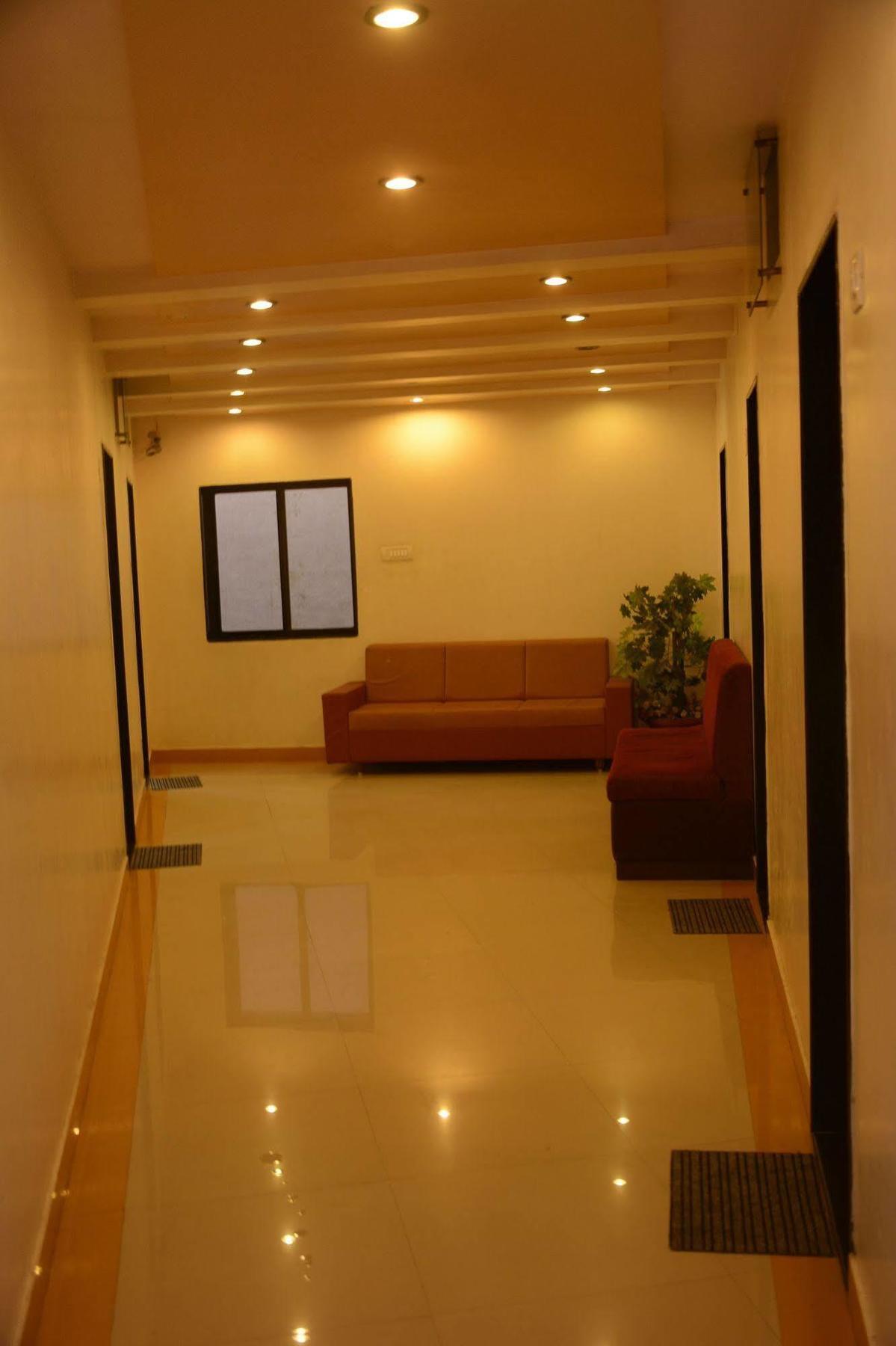 Oyo 14943 Shubh Suvidha Hotel โสมนัส ภายนอก รูปภาพ