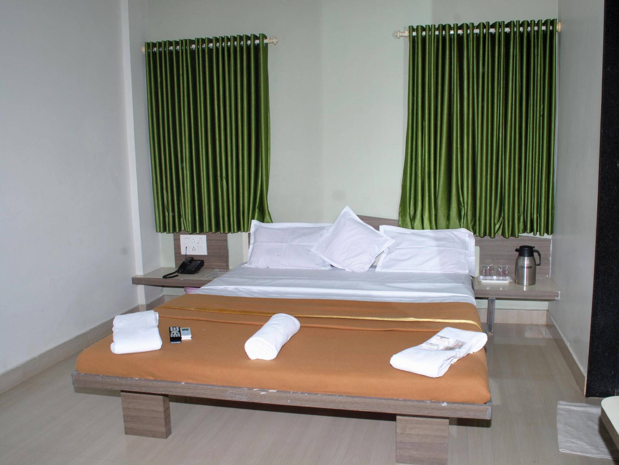 Oyo 14943 Shubh Suvidha Hotel โสมนัส ภายนอก รูปภาพ